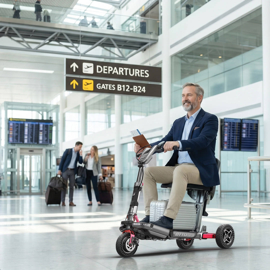 Ein Passagier faltet das ATTO Elektromobil am Flughafen-Terminal